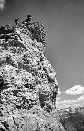 [TenaillesVV_FirstSummitRappel.jpg]
Rappelling off the first Tenailles de Montbrison