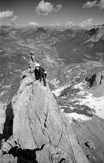 [TenaillesVV_RidgeTraverse.jpg]
Narrow ridge traverse between the 1st and 2nd Tenailles de Montbrison with Briançon the background.