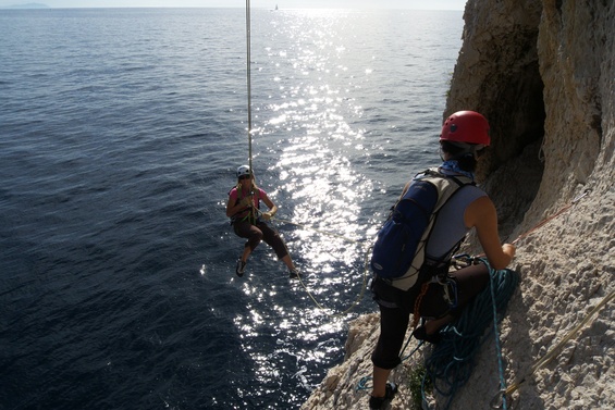 [20091025_113707_Morgiou.jpg]
Rappelling near the sea to the start of a long traverse.