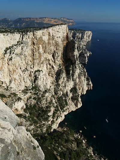 [20091026_150628_Devenson.jpg]
A view of the eastern part of the cliff, our two routes in the middle, starting from the bushy slopes. Cassis and its red cliffs are visible in the background. They mark the end of the Calanques.