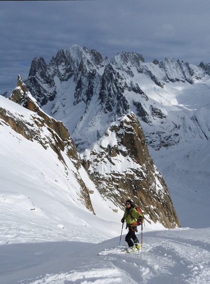 [20101227_122949_ValleeBlancheVPano_.jpg]
Franck nearing the couloirs on the left side of the Vallée Blanche.