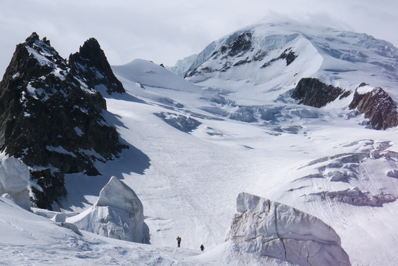 [20120601_095415_Jonction.jpg]
Crossing the junction below the Grand Mulets. It's an area where two glaciers merge, with lots of crevasses. In winter the crevasses fill up with snow, but as spring advances it becomes increasingly hard to cross.