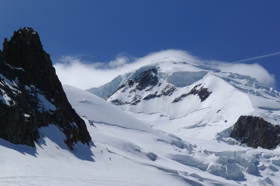 [20120601_113741_MtBlanc.jpg]
Two skiers going up the Wilson peak, see from the Grands Mulets hut. The ridge we'll climb tomorrow morning is behind.