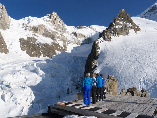 [20120601_183722_GrandsMulets.jpg]
Mt Maudit (left) and Mt Blanc (back) seen from the Grands Mullets.