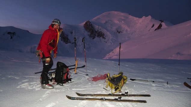 [20120602_042255_DomeGouter.jpg]
Summit of Pt Bravais, just below the Gouter Dome, and we can put the skis back on our feet until Valot.