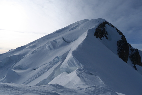 [20120602_063930_MtBlanc.jpg]
The 'Arête des bosses', the hilly ridge, last section before the summit, as seen from the Valot hut.