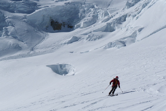 [20120602_083325_MtBlancDescent.jpg]
After skiing down the face on the left, just below the huge serac, we reach safer grounds.