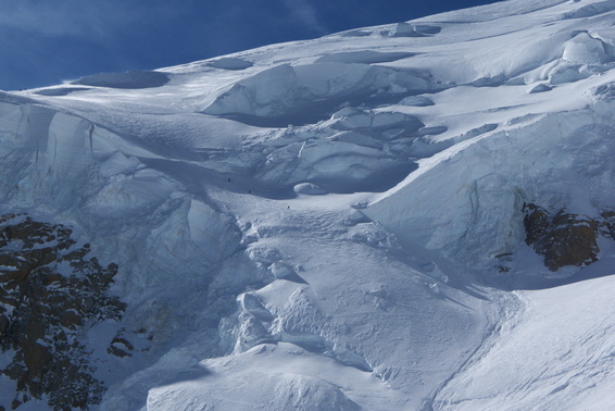 [20120602_083334_MtBlancDescent.jpg]
Skiers in the critical section: it's steep, with hard snow, exposed above seracs in case you fall and extremely exposed to serac falls. Up to the point that a rock below is named 'Rock of the happy return'...