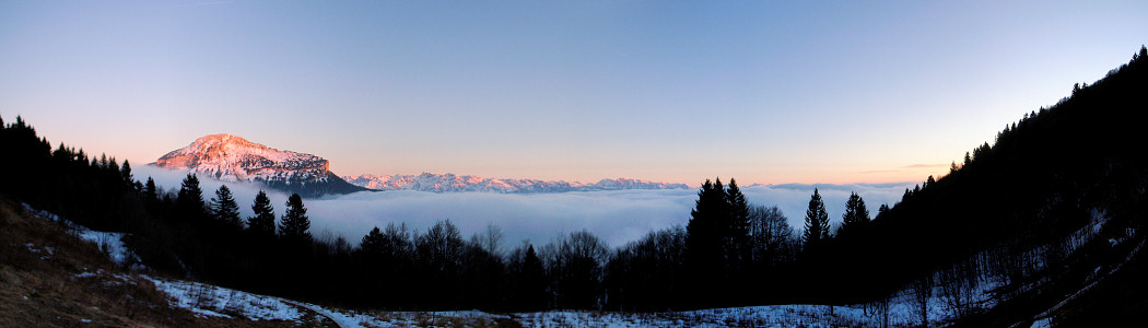 [20070201-ChamechaudePano_.jpg]
A panoramic view on Chamechaude from the Pinea.