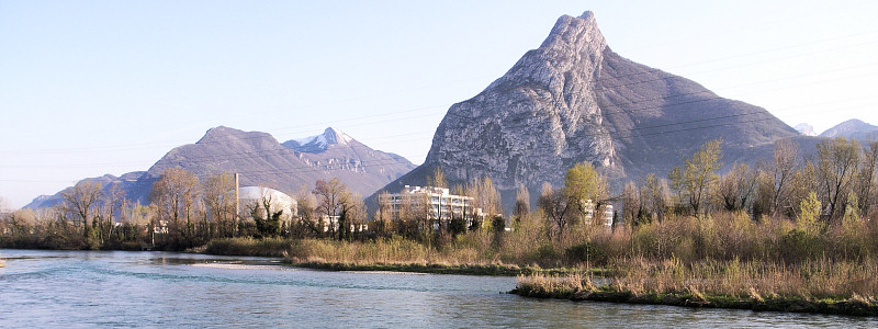 [20070402-074807_GrenobleBikeWork.jpg]
A view on my way to work from the bike path. This is virtually downtown Grenoble, with its 55MW nuclear toyresearch reactor and the rock ridge of the Neron towering 1000m above the city floor and leading the path to the rest of the Chartreuse range.