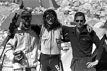 [Summiters.jpg]
The 3 summiters right after the return of Agostino, still holding his trekking poles...