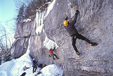 [SecretProbation.jpg]
Jason doing some desperate dry tooling on Secret Probation (WI5+ M7) while another party fights off the dry start of the usually easy Spiral Staircase.