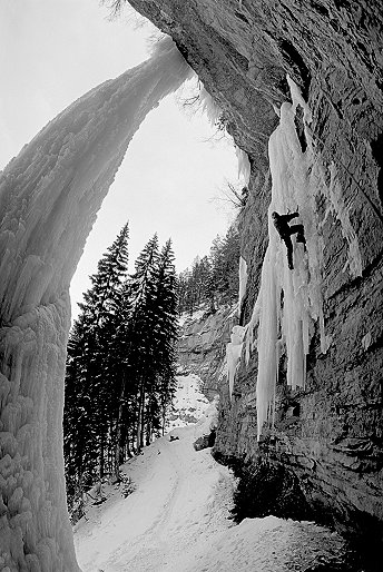 [Thang_VPano.jpg]
Jason on the Thang right after I led it. The Fang is the big column dropping on the left. 3 horizontal B&W 20mm shots taken on top of each others while belaying him.