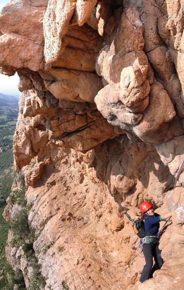 [20061111-GozziPecheVenielRoofCloseVPano_.jpg]
Jenny nearing the end of the large roof of the route.