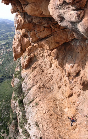 [20061111-GozziPecheVenielRoofVPano_.jpg]
The first pitch of Peche Veniel after the ledge, big arms required.