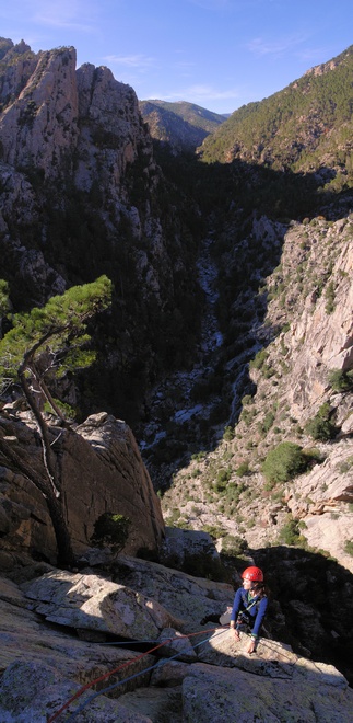 [20061113-RossolinoVPano_.jpg]
One of the last pitches of Ombre et Lumière up the Rossolino, in the Tavignano valley.