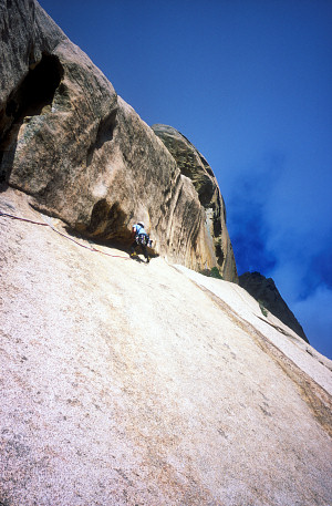 [Corsica_JeffRamp2.jpg]
Fifth pitch, a ramp of 6b, with smearing feet and layback bulges, last pitch before the crux of Jeff.