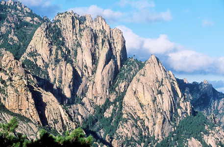 [Corsica_PuntaUCorbu2.jpg]
Punta u Corbu (center, somewhat indisctinctive) and Teghie Lisce (right) as seen from the Bavella pass.