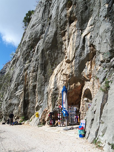 [20100414_104545_PaklenicaCanyon.jpg]
The routes start right off the parking lot and the trail that goes into the canyon. Even stranger are the shops and visiting center built right into the cliff, interconnected with tunnels.