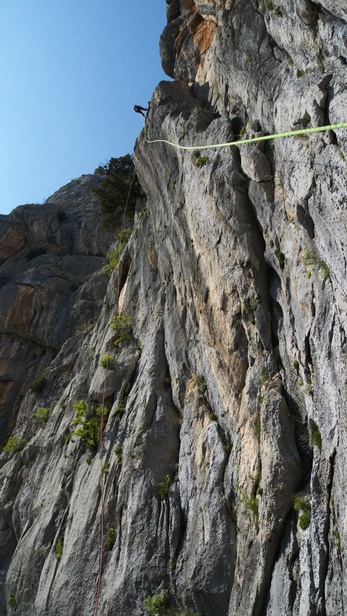 [20100415_151321_AnikaKukRappel.jpg]
Rappelling off Debeli Kuk. It's also possible to walk down the other side.