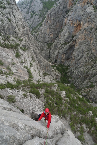 [20100417_135916_Stup.jpg]
One characteristics of the climbing in Paklenica is those vertical ridges of limestone carved by rainwater.