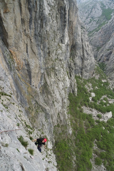 [20100418_131834_AnicaKuk.jpg]
Higher up on the most confusing pitch of the route, with several routes converging in a short area and bolts everywhere.