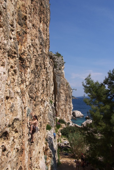 [20100420_143802_SvetaNedjeljaCliffbase.jpg]
The cliff of Sveta Nedjelja, on the south side of the island of Hvar. The main part of the cliff is very kid friendly at the base.