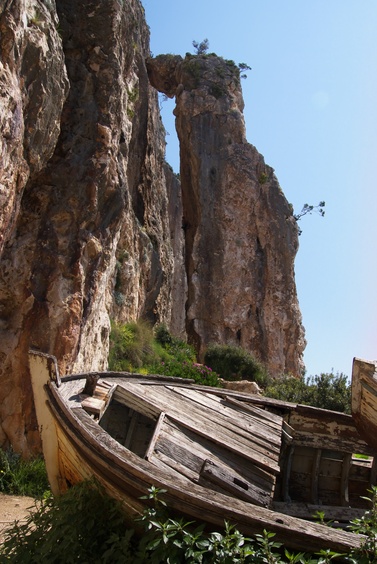 [20100421_115910_Cliffbase.jpg]
The freestanding tower above the rotting fishing boats.