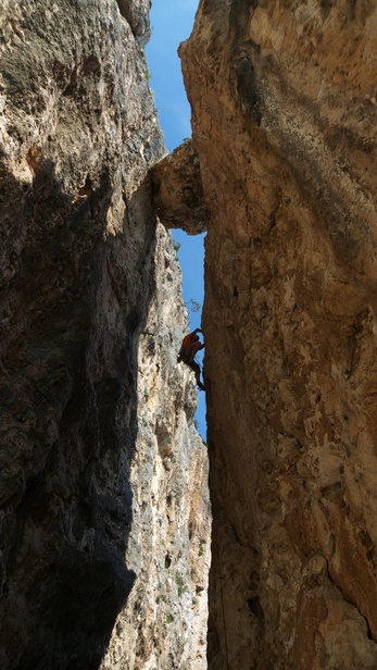 [20100422_144800_LeaningTowerTop.jpg]
Andreas on Miss Jadrana (7a)