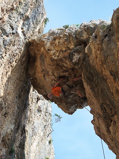 [20100422_145808_LeaningTowerTop.jpg]
Final section of Miss Jadrana, 'keystone style'...