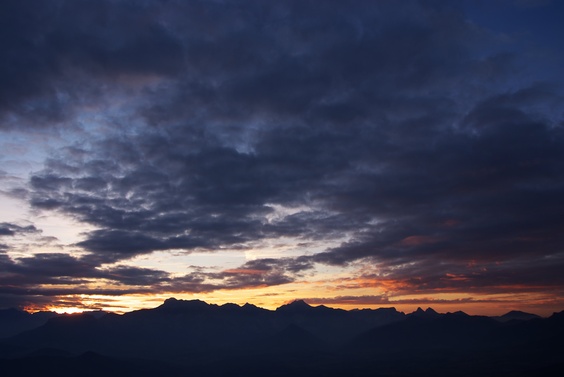 [20071017_075614_SunriseDevoluy.jpg]
Cloudy sunrise over the Devoluy range.