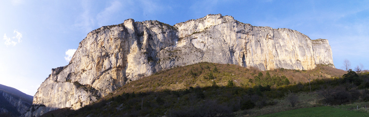 [20090404_183421_OmblezePano_.jpg]
Panoramic view of the large cliff of Ombleze.