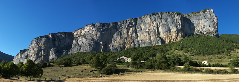[20100807_191006_OmblezePano_.jpg]
Another view of the main cliff of Ombleze.