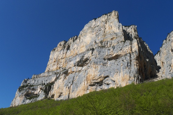 [20110411_104130_Archiane.jpg]
Main cliff of Archiane with the geat gully on the right and the descent ledges in the middle.