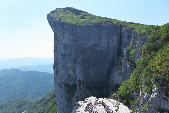 [20130715_115200_3becsVTT.jpg]
A view of the cliff from the ridge.