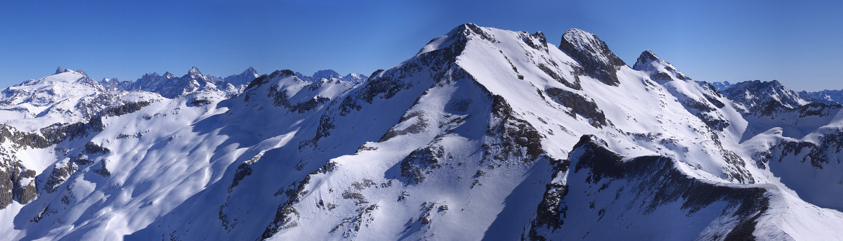 [20080215_131611_RochailPano_.jpg]
Ski tracks on an antecima of the Rochail, the 4th summit of my tour. On the left are the three Aiguilles d'Arve, then on the right of the Rochail, the Malhaubert point and the Confolens point.