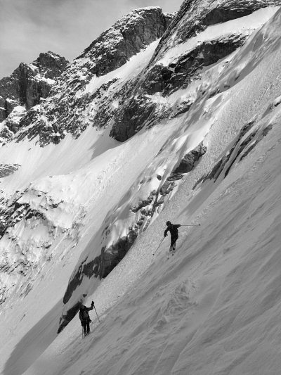[20090331_135140_Enfetchores.jpg]
The steeper section of the descent, fortunately in good powder snow.