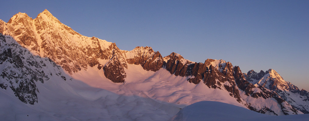 [20090414_070121_NeigeCordierPano_.jpg]
Great sunrise colors on the Pic de Neige Cordier and its notorious east couloir.