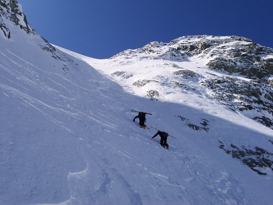 [20090414_113133_DavinCouloir.jpg]
Two climbers about to reach the steepest and narrowest crux section of the Davin. There were two others behind me I wanted to photograph, but my friends who had taken the side entrance were already all the way down the couloir. Time to ride.