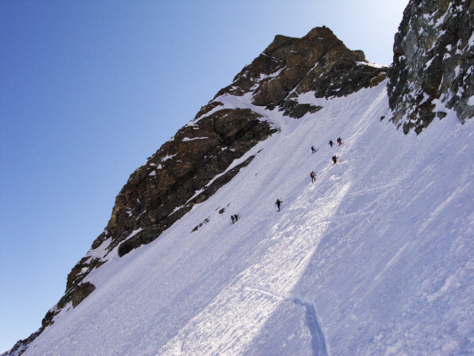 [20090502_103121_Sirac.jpg]
Crowds at the V pass of the Sirac. And the promised powder snow is all but gone: ice balls, crust, heavy and sticky but no powder!