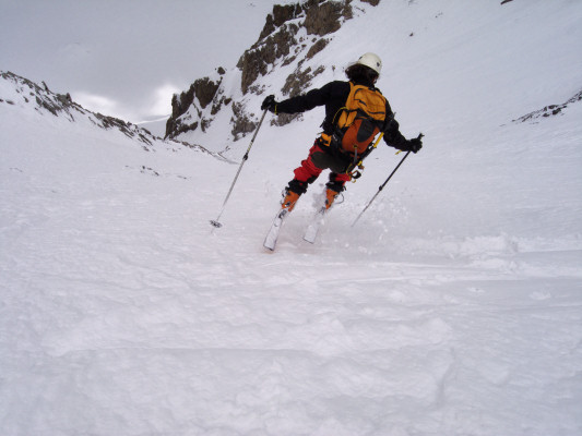 [20090509_104626_GlacierNoir.jpg]
Middle part of the couloir, slightly more relaxing: no rocks, good powder snow.