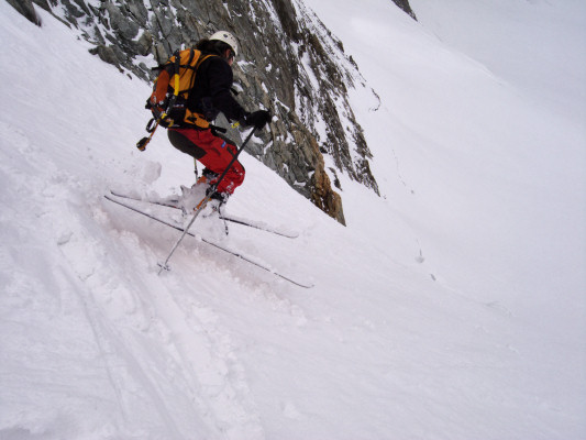 [20090509_110128_GlacierNoir.jpg]
Lower part of the couloir with the schrund visible. The clouds start to close at about that time and we finish the descent in a starting whiteout.