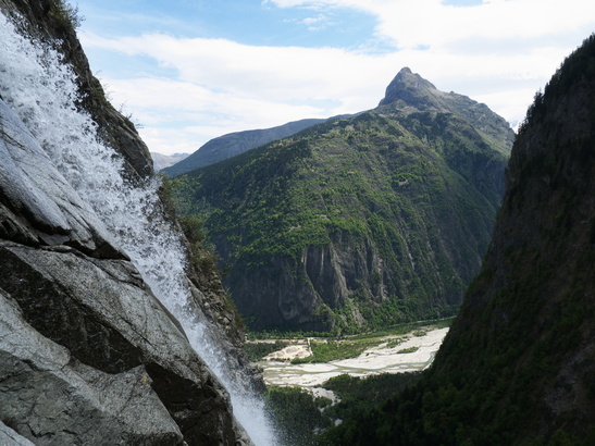 [20110507_124726_CascadeVillard.jpg]
The same waterfall in summer. Yup. you can climb it, there are 3 routes right next to it.