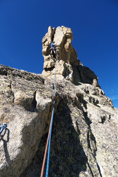 [20110915_150031_Dibona_PassageObligatoire.jpg]
Last move before reaching the summit, but it's an awkward offwidth.