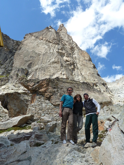 [20120815_152915_Dibona_GuillaumeByTonino.jpg]
With Tonino, Antonella and the Soreiller hut.