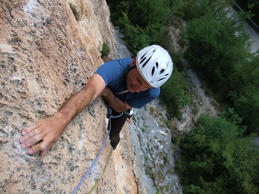 [20080816_104616_GranSasso_FanoAdriano_Tonino.jpg]
Trying to find the correct way to hold those crimpy tiny holes.