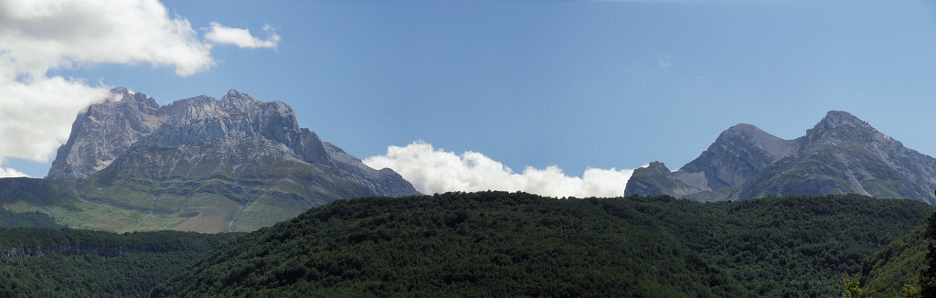 [20080816_141219_GranSassoPano_.jpg]
Gran Sasso (left) and Mt Intermesoli (right) seen from Fano Adriano.