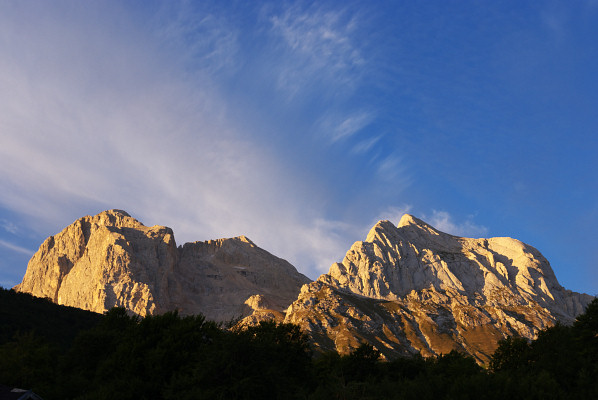 [20080817_053502_GranSasso.jpg]
Sunrise on Paretone (left), Corno Grande (back) and Corno Piccolo, with the Prima Spalla clearly visible on the right.