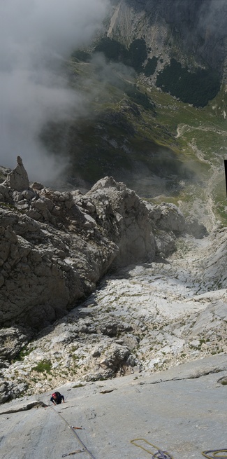 [20100822_131557_GranSasso1stSpallaVPano_.jpg]
Vertical panorama of the crux pitch, 40m of sustained slab.