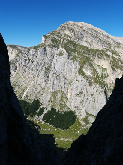 [20110812_092459_2daSpalla_ViaNuova.jpg]
When we climbed Naso Piatto, just in the right of the classic Aquilotti '72, we saw brand new bolts on the left of it, so a few days later we came and repeated the route, a nice and well protected 6a-4-6b-5c-5c-6a route.